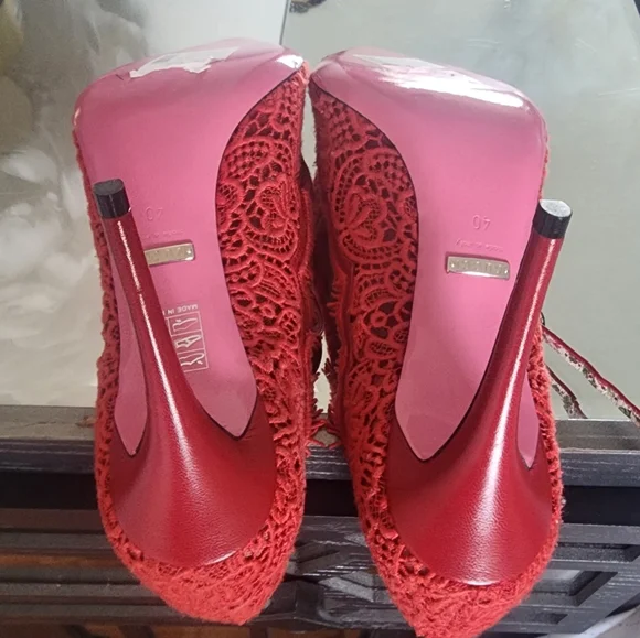 Authentic Gucci Virginia Pink Lace Pattern Pumps High Heels, size 8.5 - Picture 2 of 5